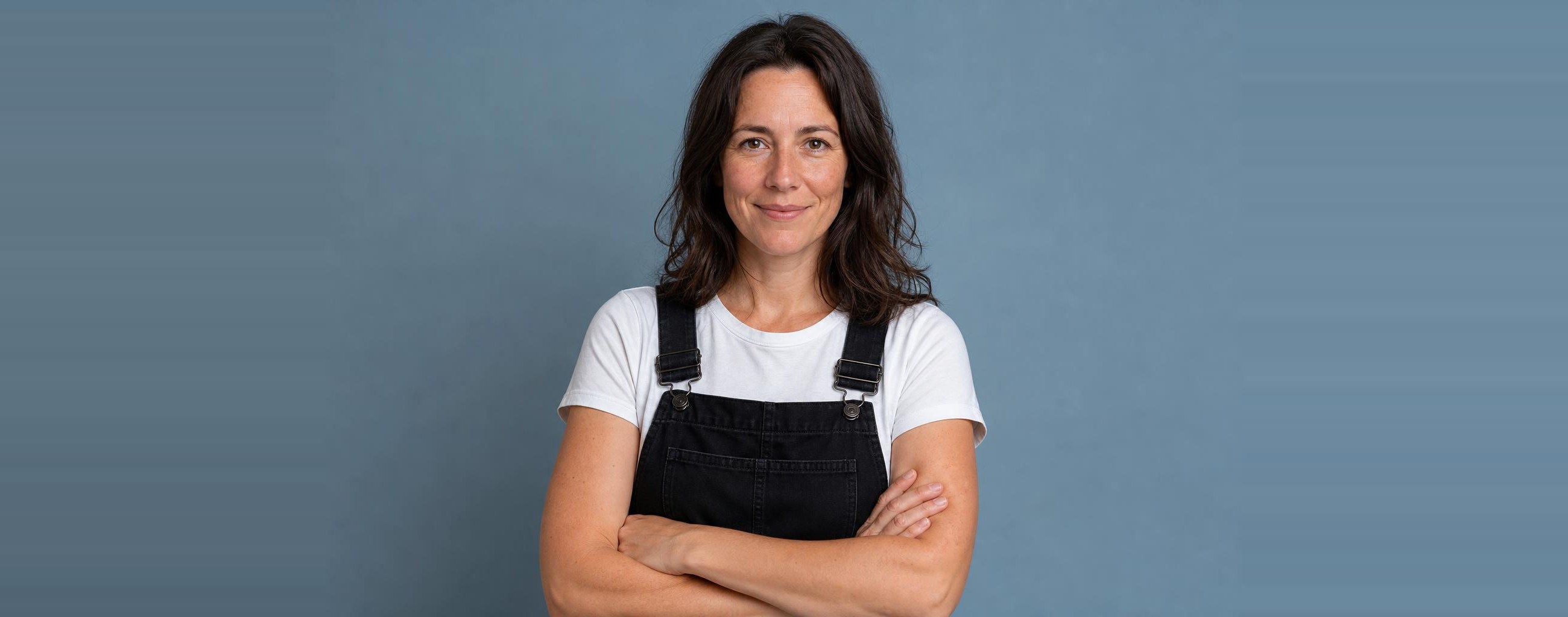 Kvinna med korsade armar